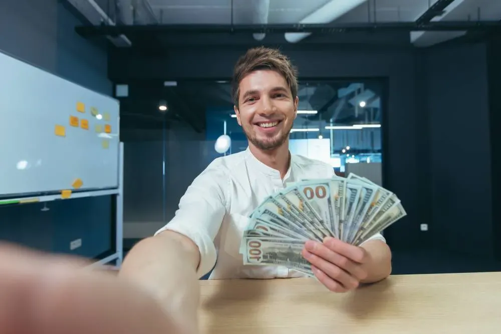 Ai muncit pentru banii tăi. Află cum să-i schimbi corect și în siguranță